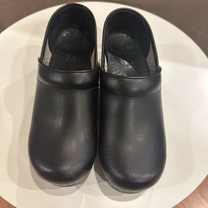 Professional Black Box Clog shoes. Size 37